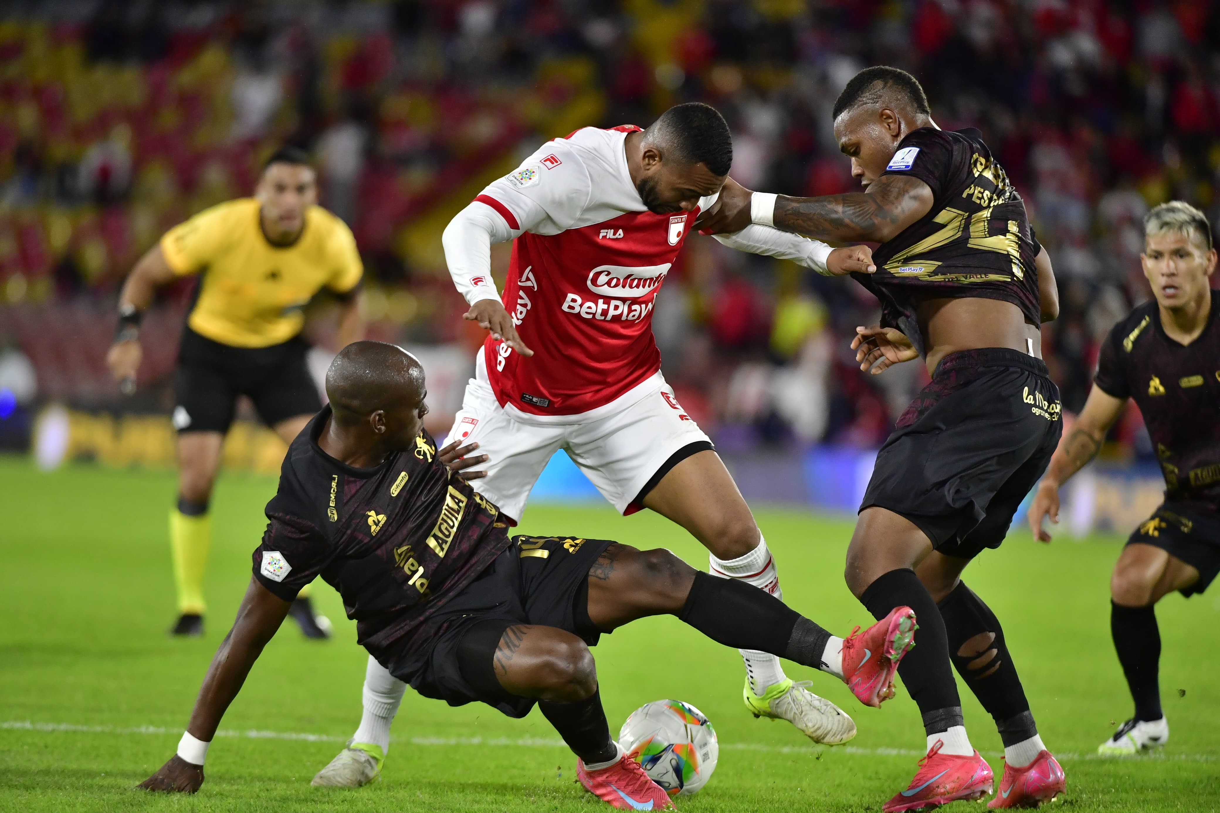 Ángelo Rodríguez (centro) ha sido titular en Santa Fe ante la ausencia de Hugo Rodallega. En la imagen protege la pelota ante las marcas de Marcos Mina (izq.) y Jean Carlos Pestaña.