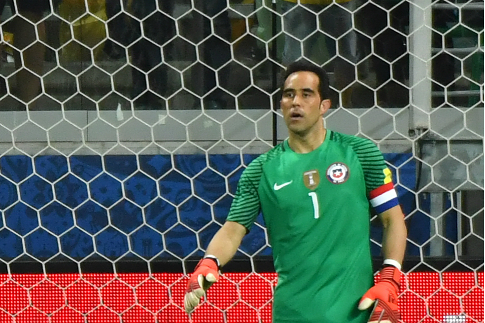 Jugador de la selección chilena acusa de “traición” a Claudio Bravo