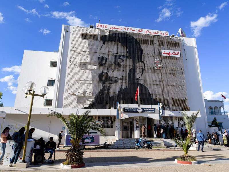 Un grafiti de Mohamed Bouazizi, el vendedor que se inmoló hace diez años y cuyo acto de protesta desató la rebelión más grande en el mundo árabe. / AFP