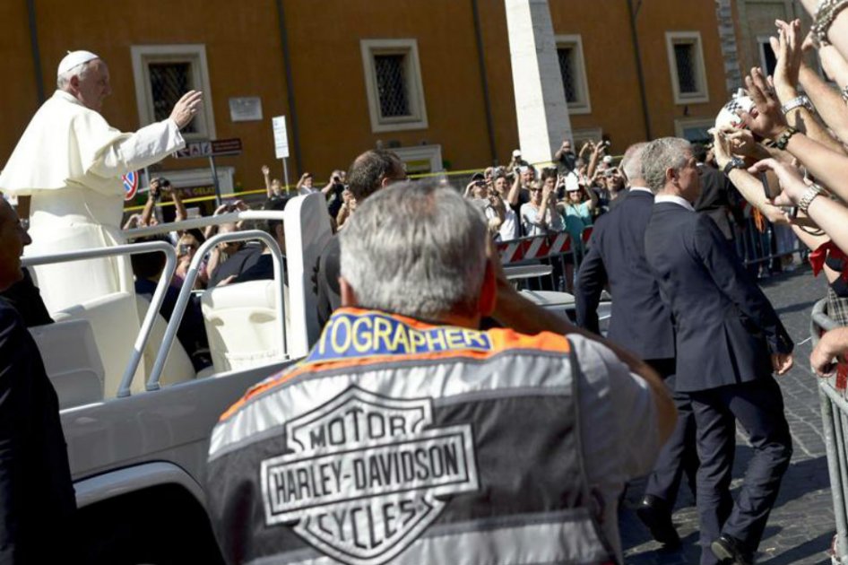 Papa bendice las motos Harley Davidson y a sus pilotos
