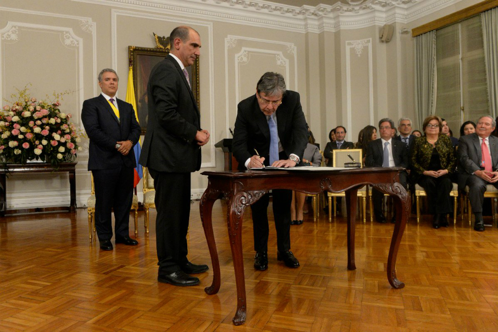 El Presidente Iván Duque Márquez posesionó a Carlos Holmes Trujillo como Canciller de Colombia, en una ceremonia llevada a cabo en el Salón Bolívar del Palacio de Nariño. / Tomada de Cancillería