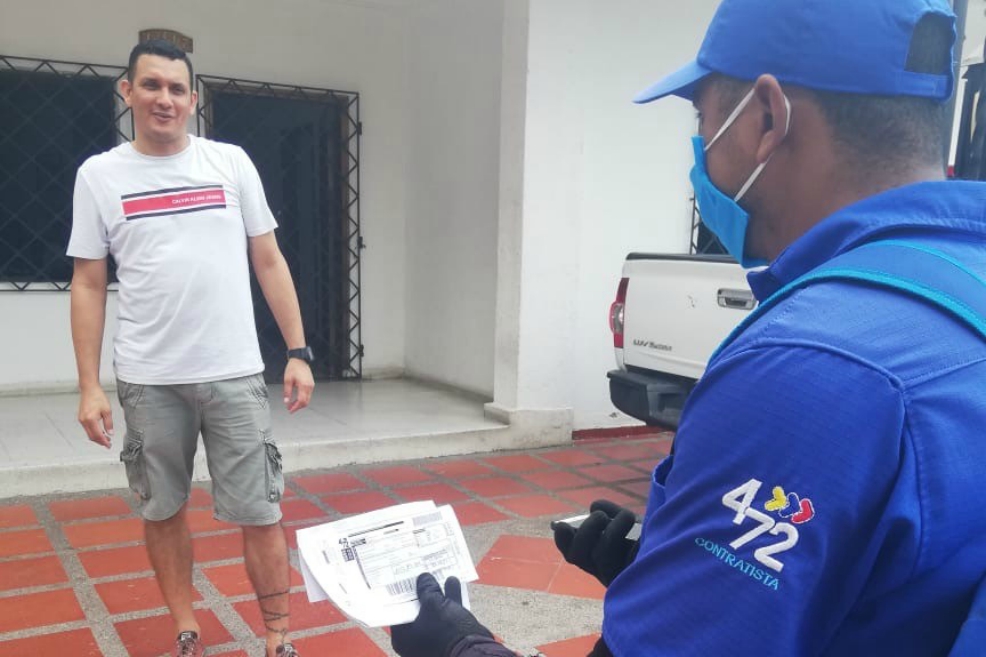 La labor de Servicios Postales Nacionales 4-72.CortesíaProteger la salud y vidaA finales de enero de este año, SPN 4-72 comenzó la implementación de medidas y protocolos internos dirigidos a proteger a sus colaboradores y usuarios de la propagación y el contagio del virus, de acuerdo con las instrucciones impartidas por la UPU y la Organización Mundial de la Salud (OMS). Con base en lo anterior, y para cumplir además con los lineamientos definidos por el Gobierno Nacional, SPN 4-72 lanzó la aplicación 5nTACTO, que permite eliminar la firma al recibir correos y paquetes mediante la generación de una prueba de entrega digital, reduciendo así el contacto físico entre nuestro equipo de distribución y los usuarios.