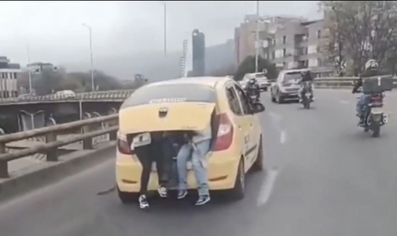 Video de taxi con personas dentro del baúl desata indignación por imprudencia vial en Bogotá