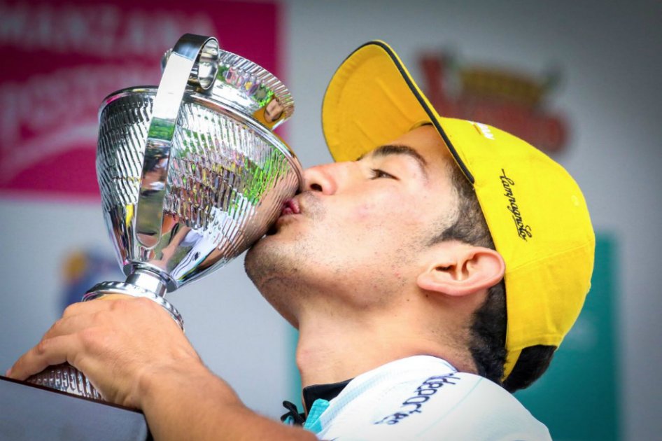 El 'Curita' con el trofeo de campeón de la Vuelta de la Juventud 2016. / Anderson Bonilla