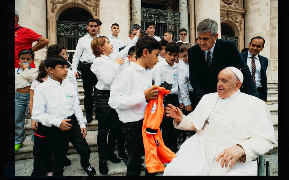 Niño regaló camiseta de Envigado al Papa Francisco: “Dijo que rezaría por el club”