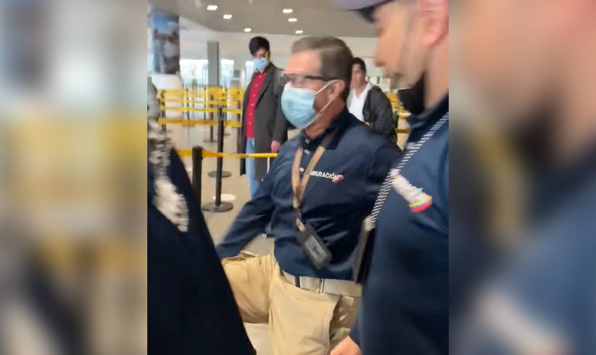 Video: funcionario de migración golpeó a viajero en el aeropuerto El Dorado