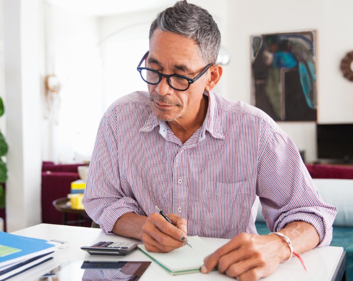 ¿Hasta qué edad puede trabajar un empleado público en Colombia?