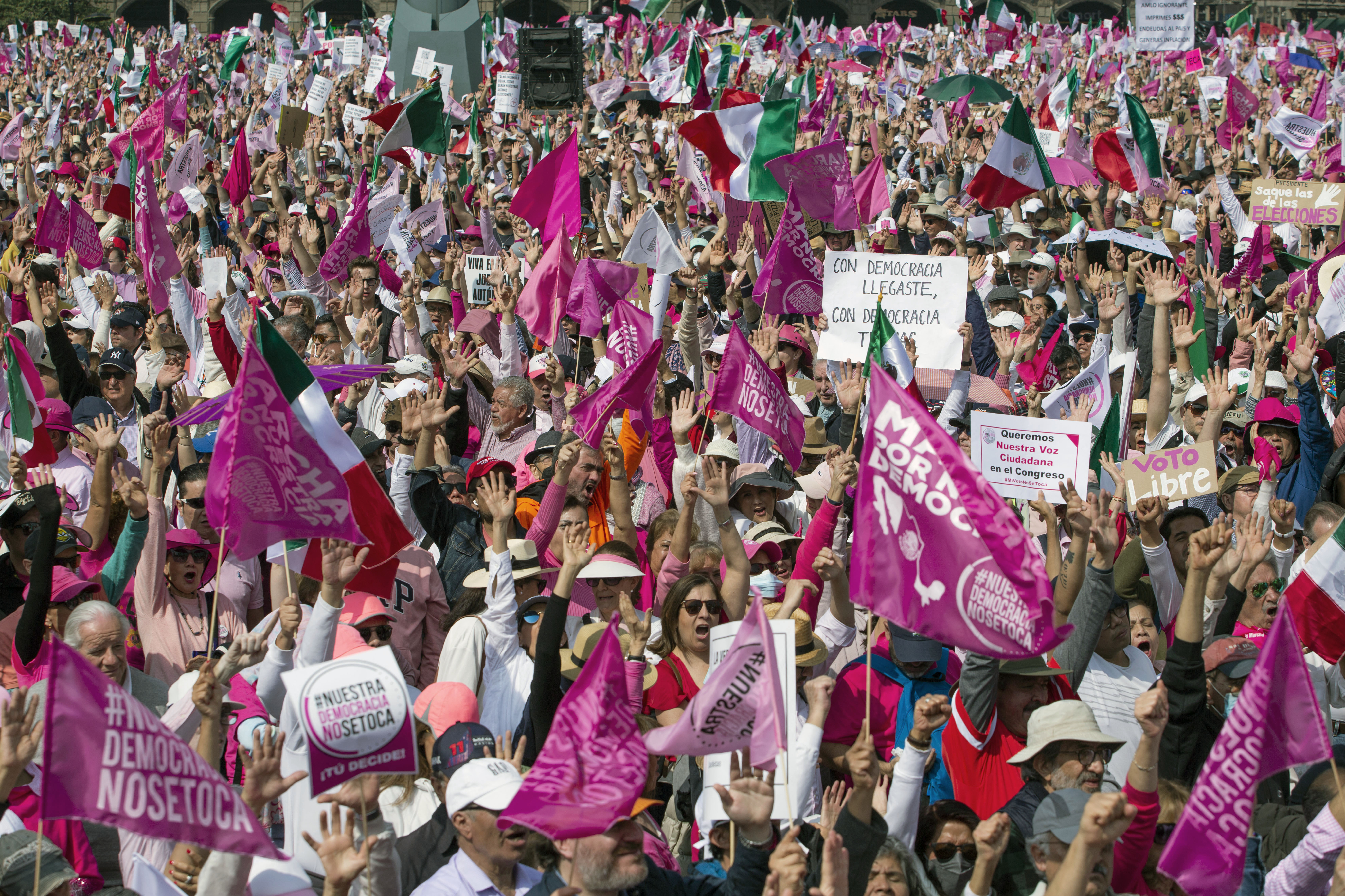 La oposición en México marchó en contra de las reformas electorales de AMLO