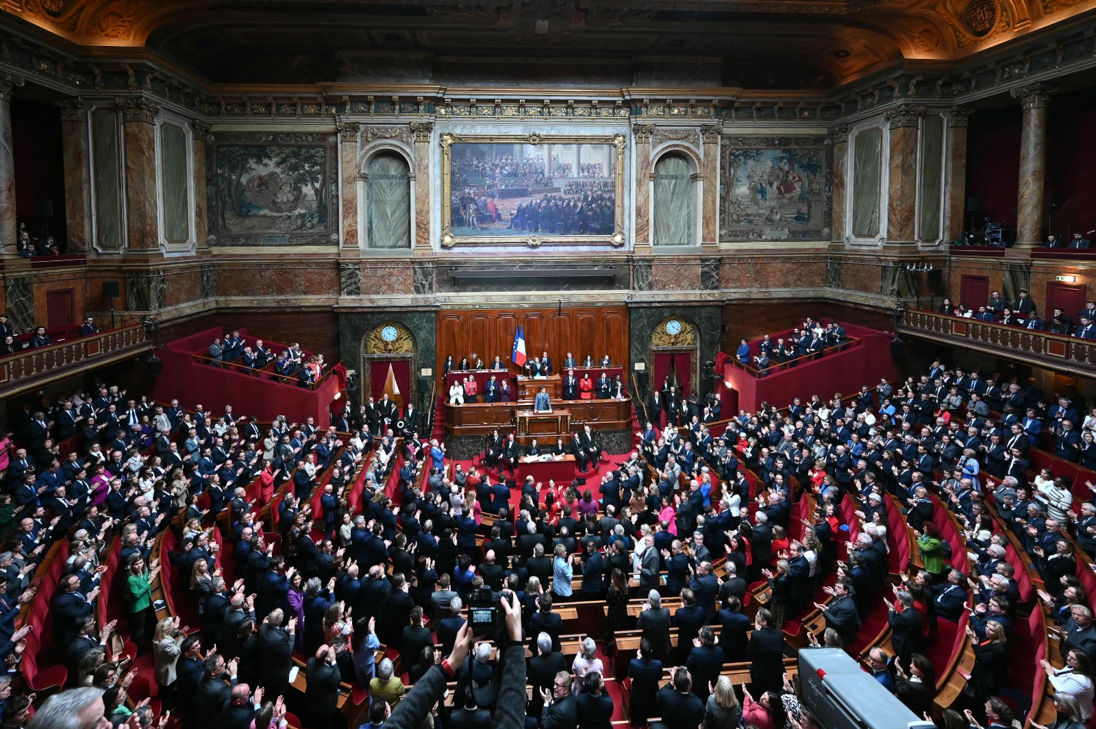 Ahora, en el artículo 34 de la Constitución francesa, se lee: “La ley determina las condiciones en las que se ejerce la libertad garantizada para la mujer de recurrir a la Interrupción Voluntaria del Embarazo”.