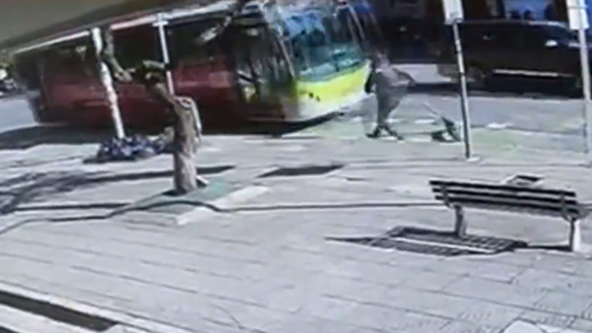 Video: Transmilenio invadió ciclorruta y por poco atropella a hombre en patineta