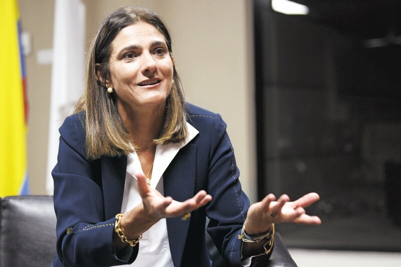Piden investigar a ministra de transporte por supuesto conflicto de intereses con Grupo Aval