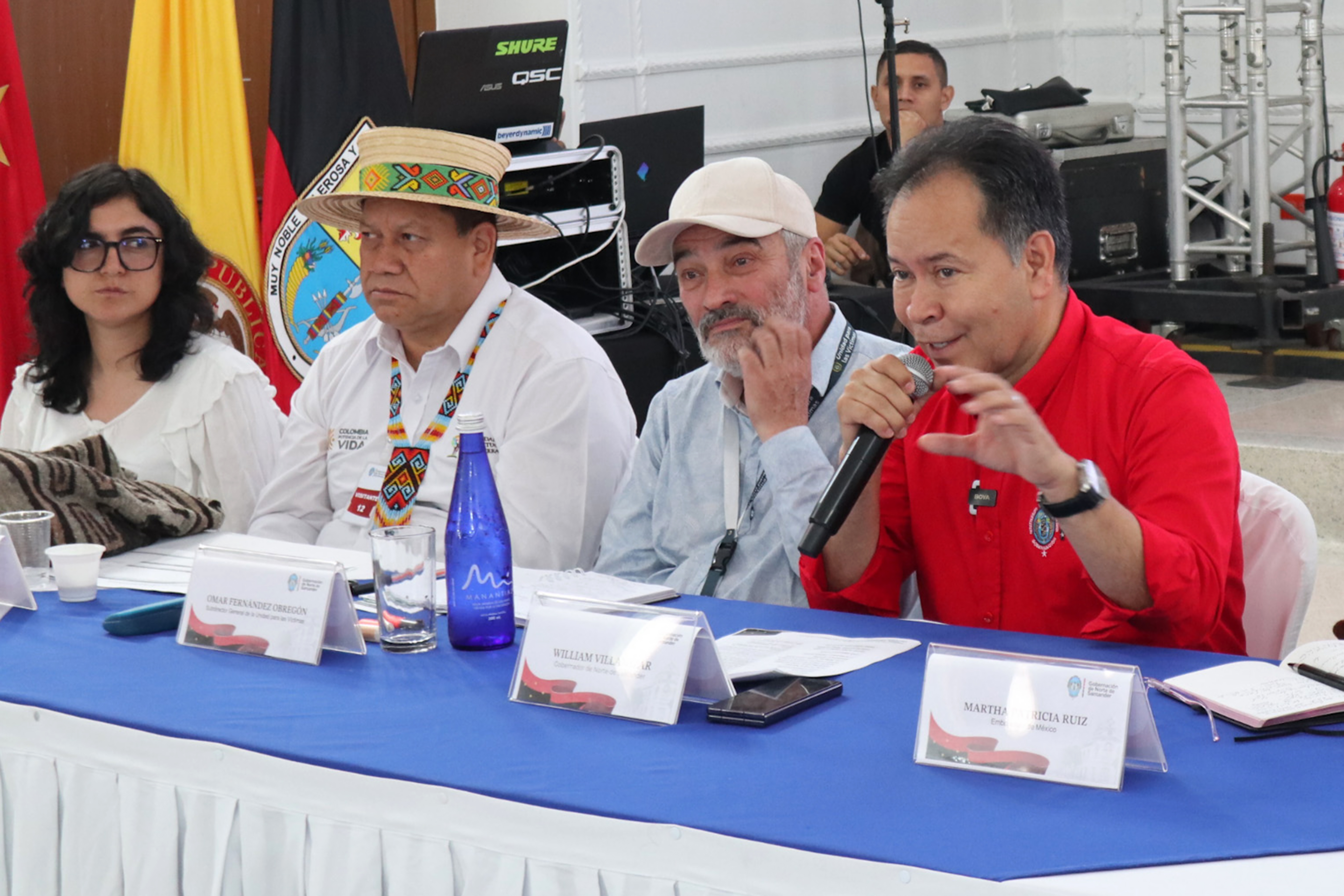 AME4733. CÚCUTA (COLOMBIA), 28/01/2025.- El gobernador de Norte de Santander, William Villamizar (d), habla junto a Rangel Giovani Yule (2i), director de la Unidad Administrativa de Restitución de Tierras, y Ómar Fernández (2d), subdirector general de la Unidad para las Víctimas, durante el evento Paz para el Catatumbo, este martes en Cúcuta (Colombia). El Gobierno colombiano y los alcaldes de la región del Catatumbo, escenario de enfrentamientos entre la guerrilla del Ejército de Liberación Nacional (ELN) y el Frente 33 de las disidencias de las FARC, diseñan un plan con la cooperación internacional para atender la emergencia que vive la población civil.  EFE/ Mario Caicedo