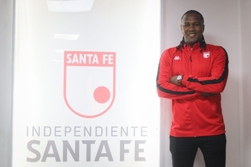 Hugo Rodallega ya se vistió de cardenal: Santa Fe presentó a su nuevo goleador