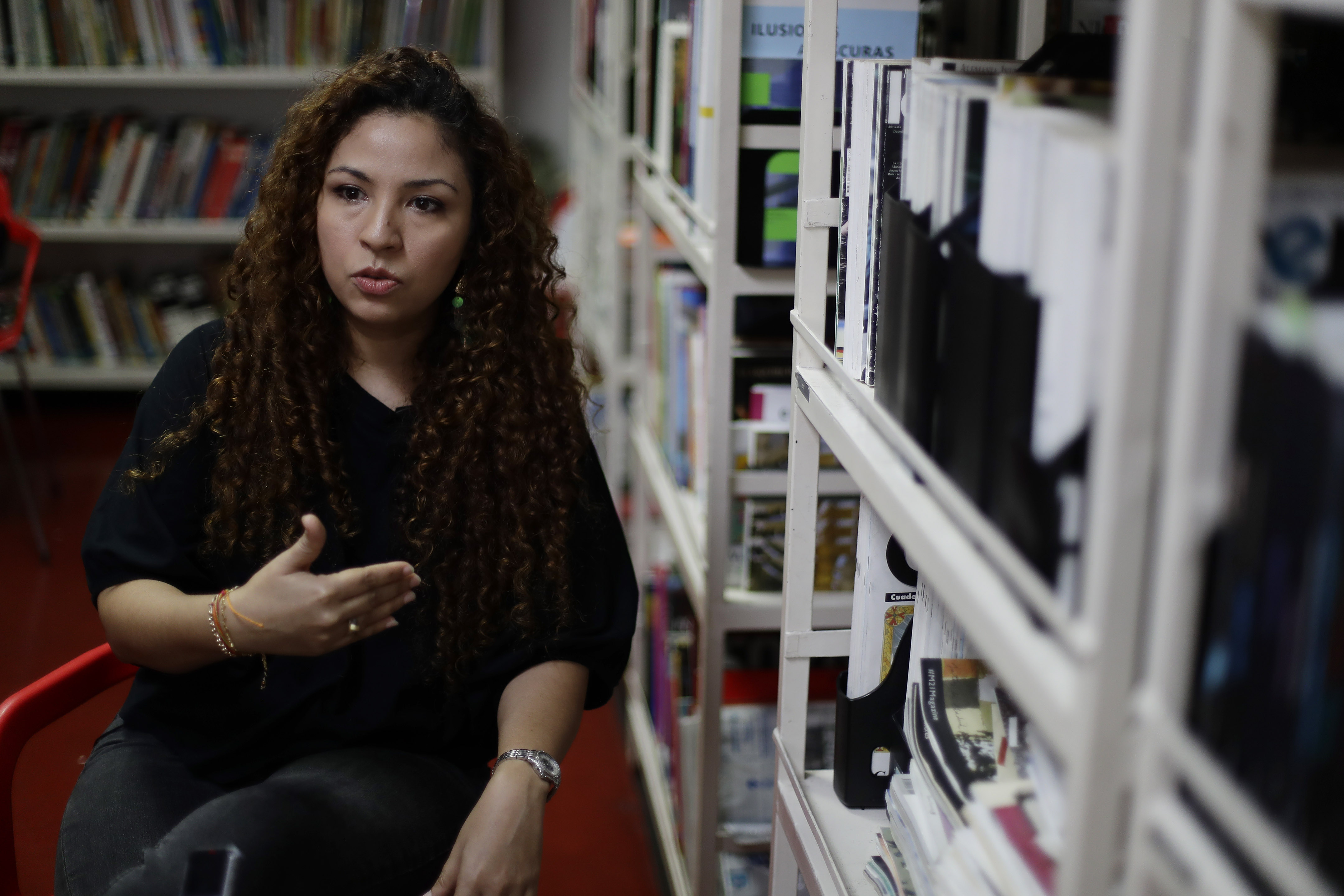 AME7103. SAN SALVADOR (EL SALVADOR), 30/11/2022.- La escritora salvadoreña Roxana Méndez, recientemente ganadora del Premio Internacional de Poesía José Hierro, habla durante una entrevista con EFE, el 21 de noviembre de 2022, en San Salvador (El Salvador). La escritora salvadoreña Roxana Méndez, recientemente ganadora del Premio Internacional de Poesía José Hierro, señaló en una conversación con EFE que la poesía representa un desahogo para ella y afirmó que dedicarse a dicho género literario es "de trabajo, perseverancia y de creer en uno mismo". EFE/Rodrigo Sura