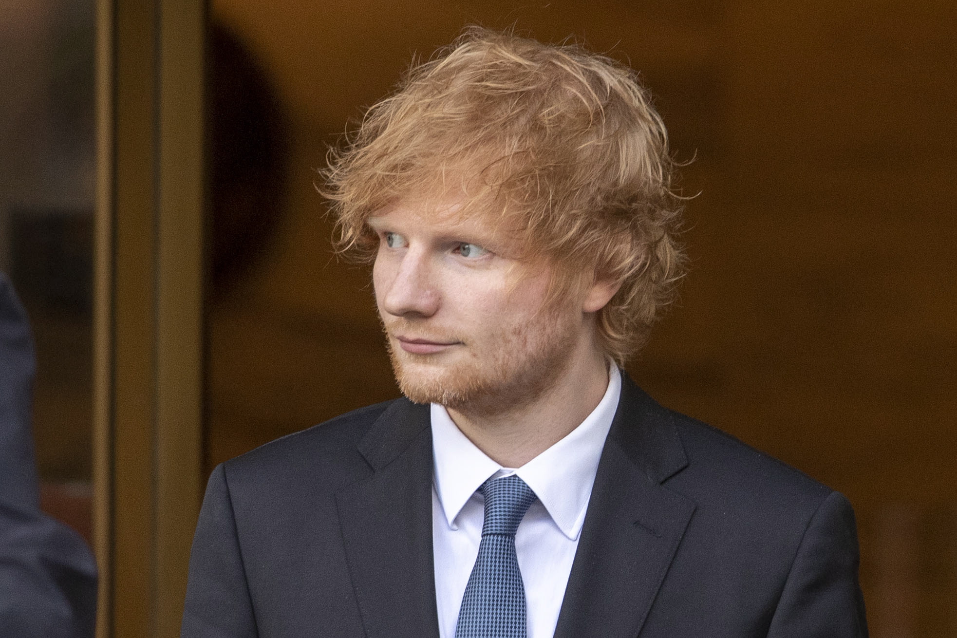 Ed Sheeran construyó una iglesia y su propia tumba en el patio de su casa