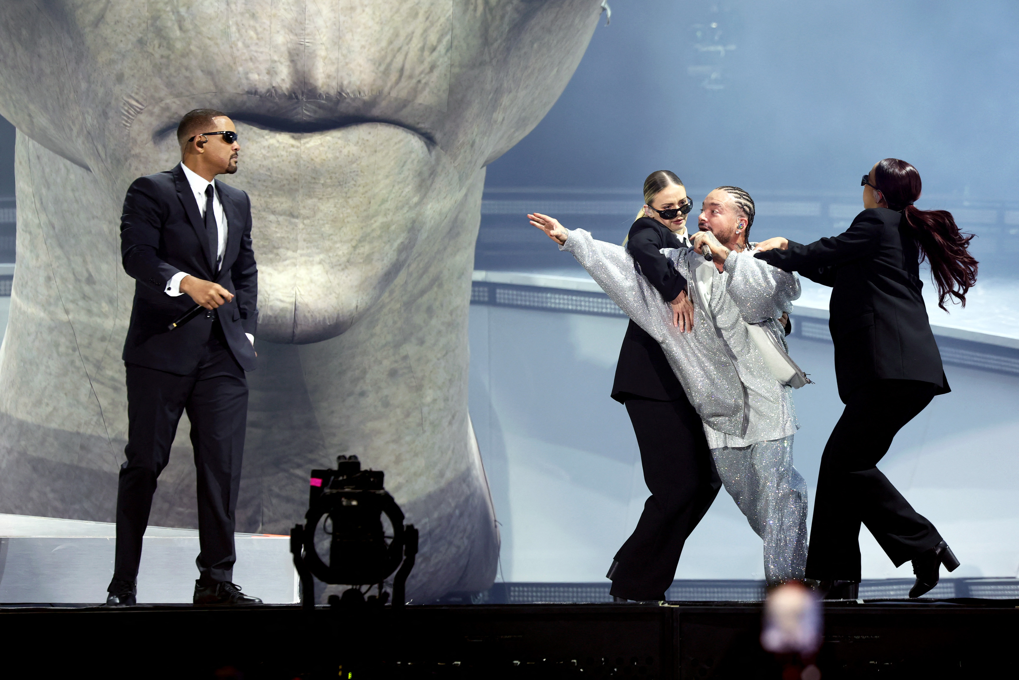 Will Smith sorprende con J Balvin en el escenario de Coachella durante el Festival de Música y Artes de Coachella Valley 2024 en el Empire Polo Club.