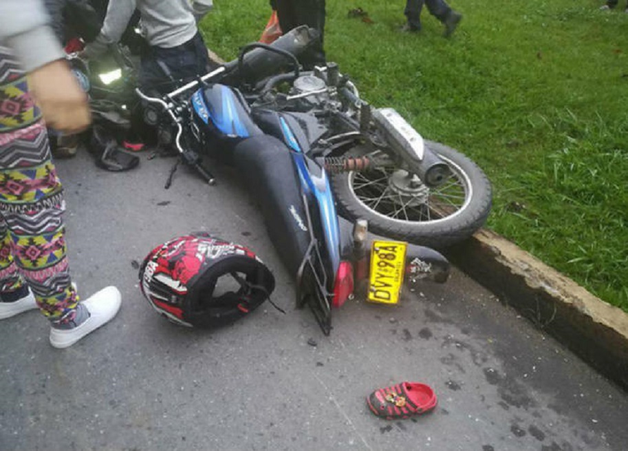Conductor de tractocamión huyó de accidente, en el que perdieron la vida una mujer y su hijo