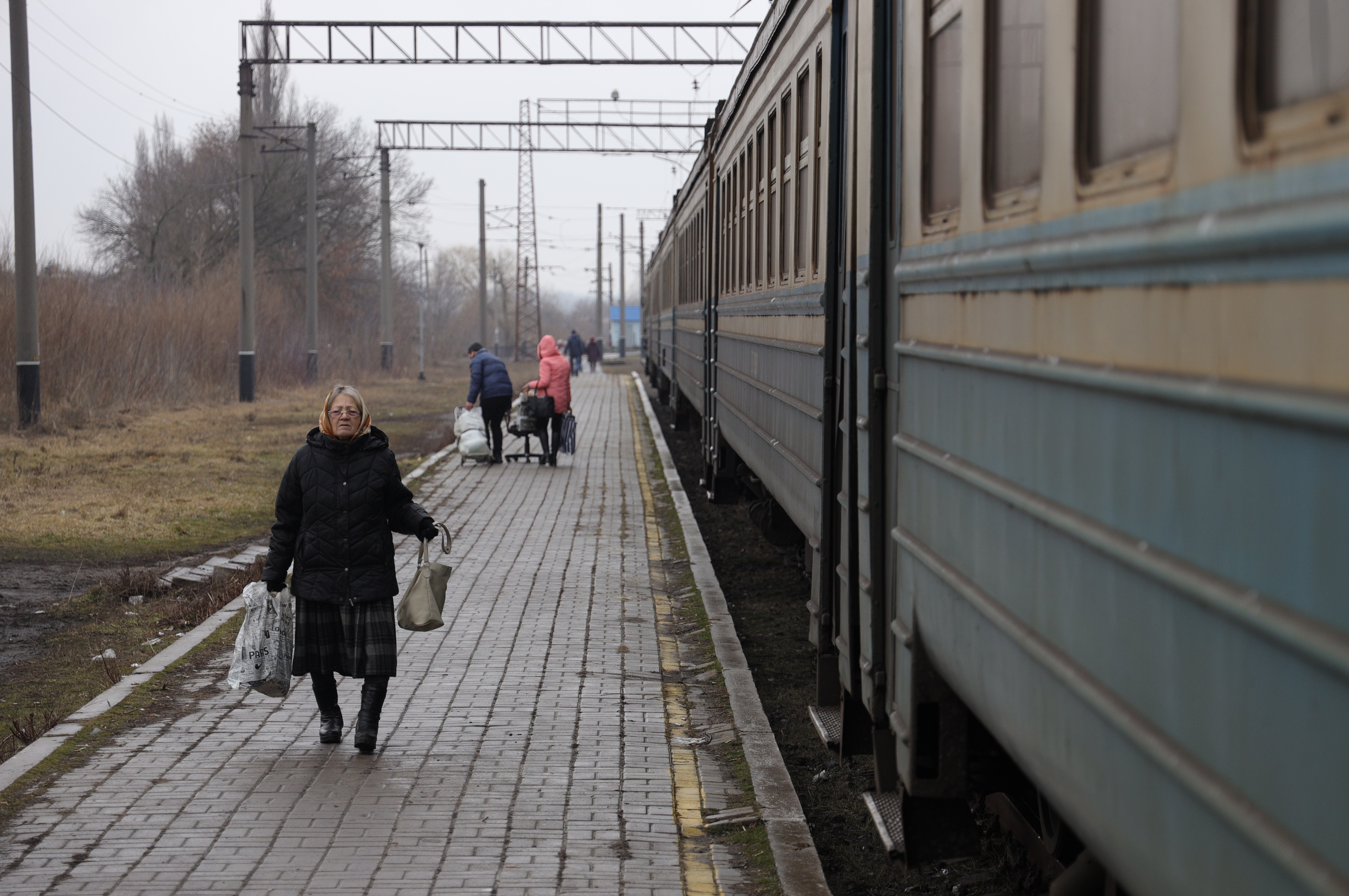 Donetsk (Ukraine), 12/02/2022.- Locals walk on a rail way station in the small city of New York not far from a front line near pro-Russian militants controlled city of Donetsk, Ukraine, 12 February 2022. Since 2014 locals adapted to live close to the front line what bring some restrictions to their life. The settlement first appeared on maps in 1846 under its original name New York. In 1951 was renamed to Novgorodskoye due to the worsening of relations of USSR with USA was. In July of 2021 Ukrainian Parliament returned it's old name New York. (Rusia, Ucrania, Estados Unidos, Nueva York) EFE/EPA/STANISLAV KOZLIUK