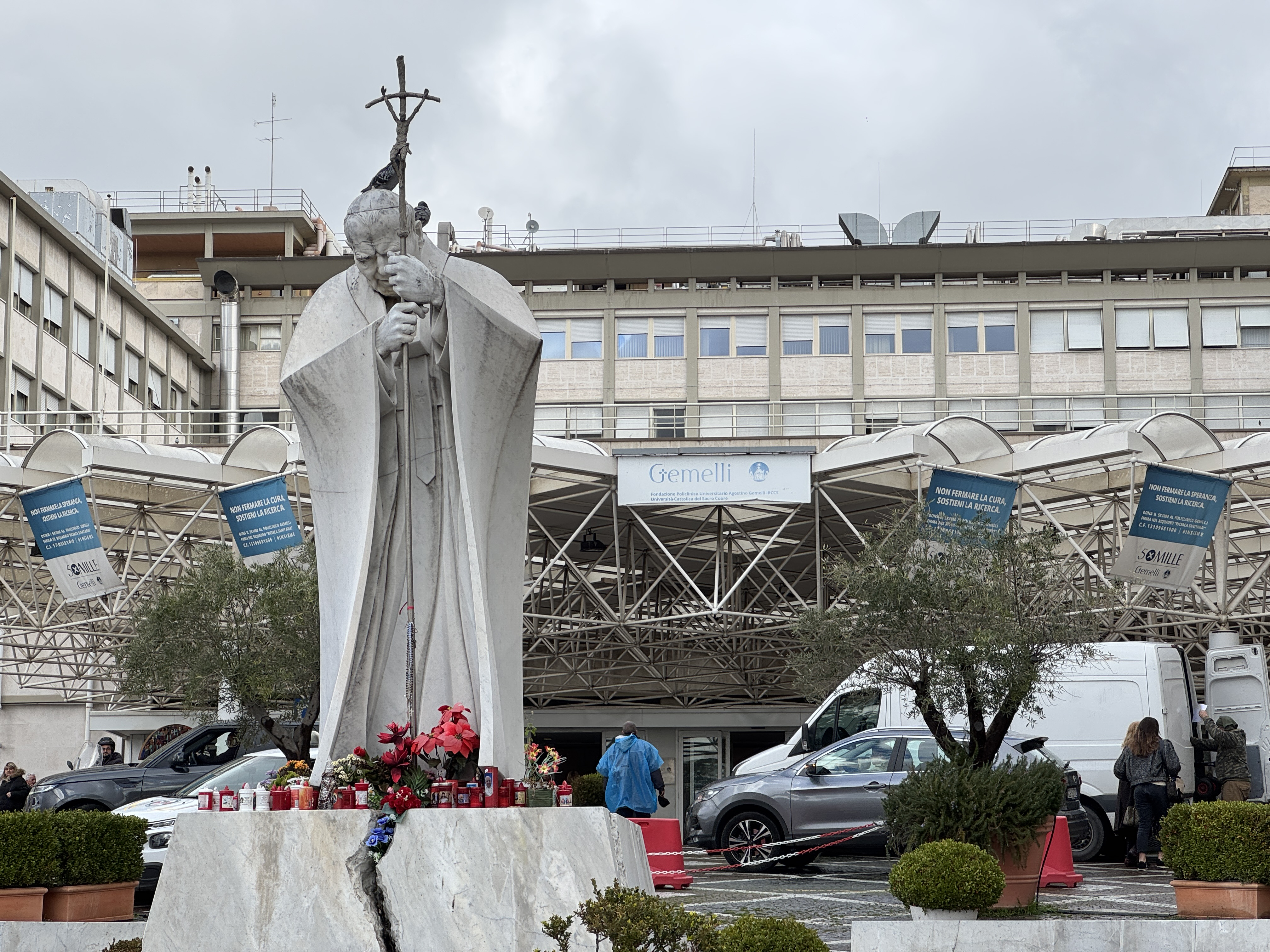 El papa tiene un “cuadro clínico complejo” y requerirá más días de hospitalización
