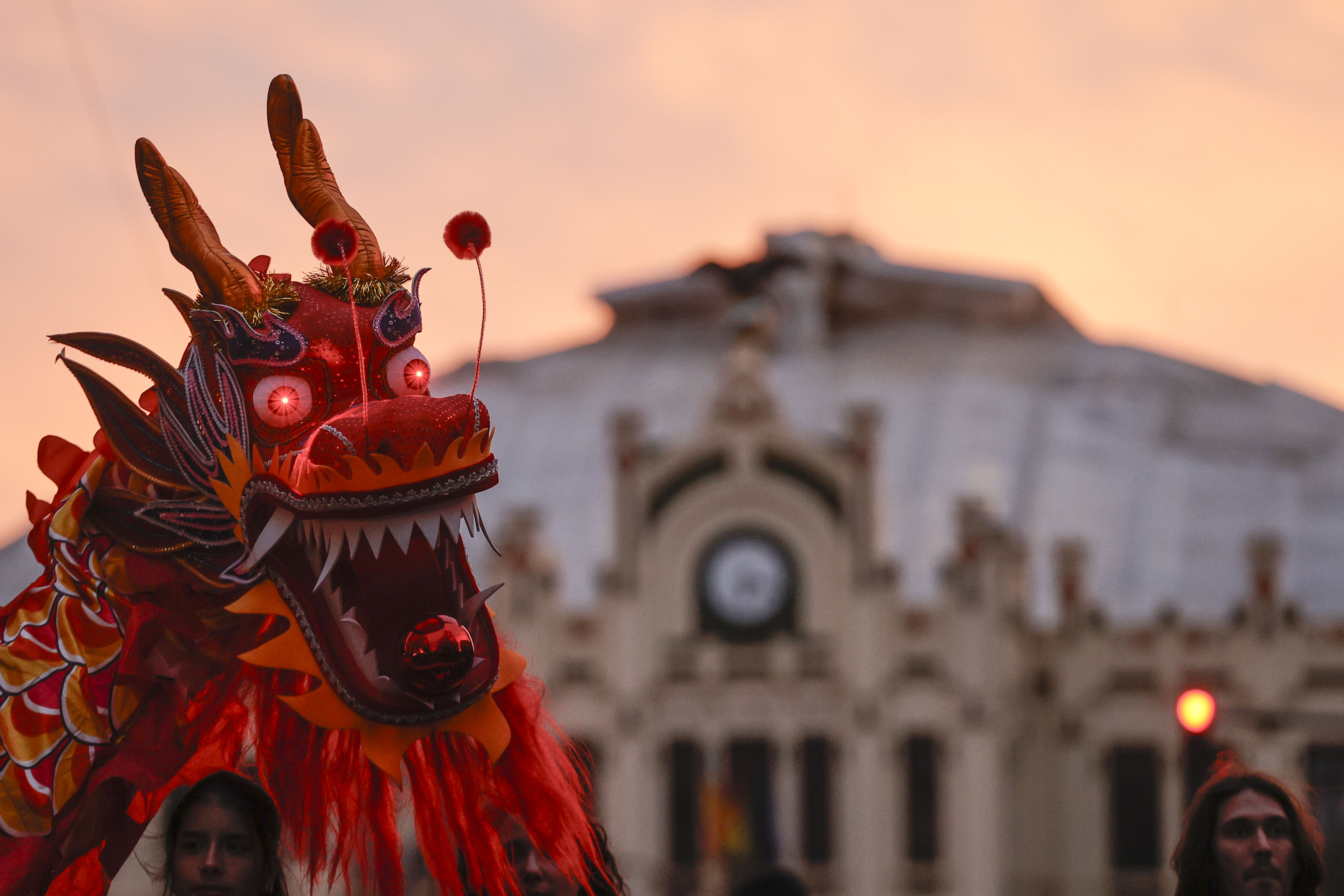 FOTODELDÍA GRAFCVA5005. VALENCIA, 25/01/2025.- La cabalgata con motivo del Año Nuevo Chino en València, muestra numerosas partes del folclore tradicional chino. EFE/Manuel Bruque