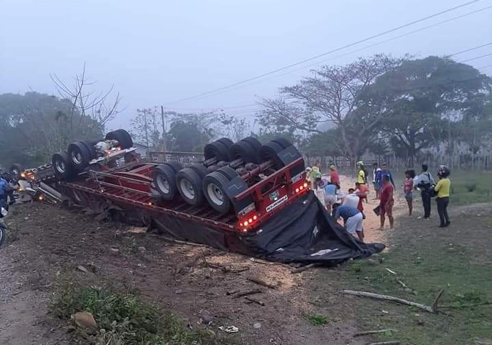 Saquearon tractomula involucrada en fatal accidente en Sincelejo, Sucre