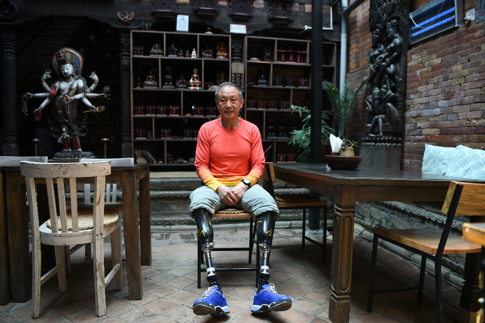 La historia del hombre sin piernas que alcanzó la cima del Everest