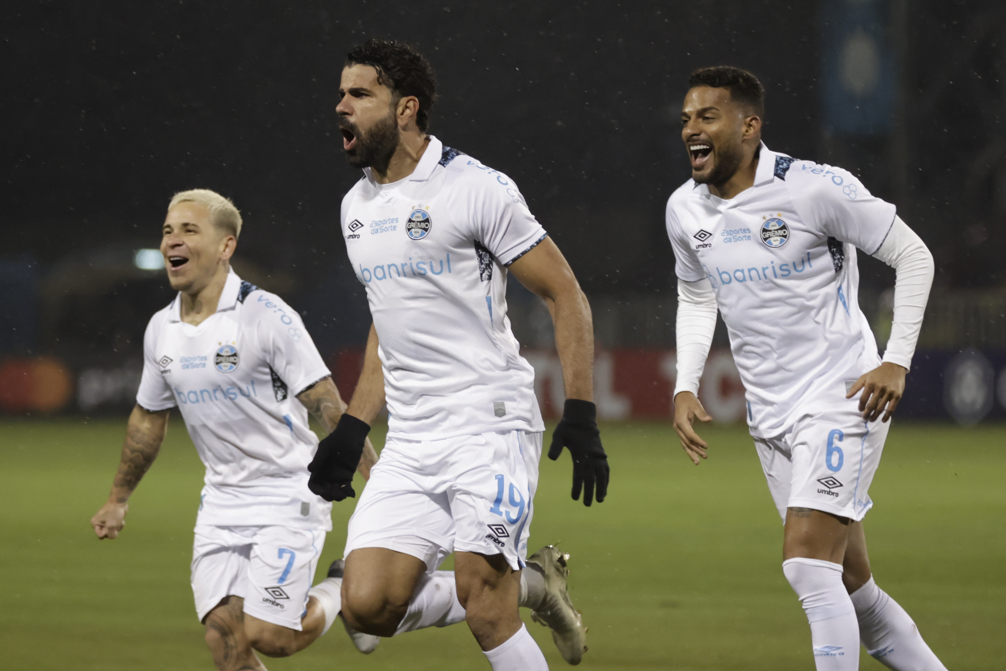 Bajo un aguacero, Gremio clasificó a los octavos de final de la Copa Libertadores