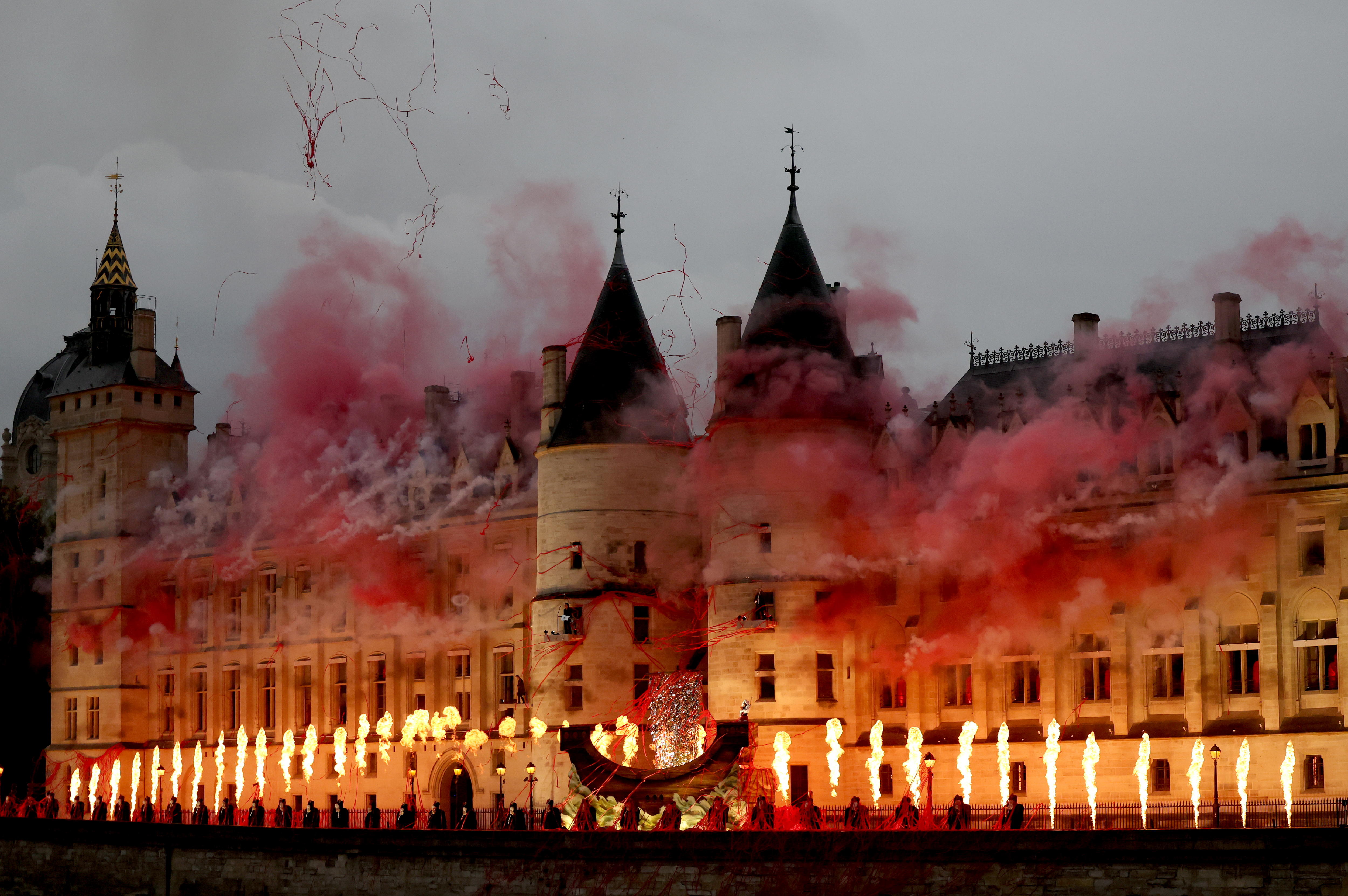 Paris (France), 26/07/2024.- A performance by singer Marina Viotti and the Choir of the Orchestre de Paris during the Opening Ceremony of the Paris 2024 Olympic Games, in Paris, France, 26 July 2024. (Francia) EFE/EPA/MOHAMMED BADRA