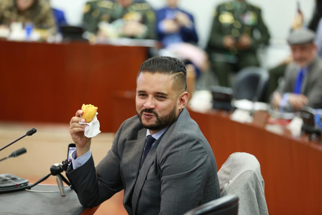 Inti Asprilla, representante de la Alianza Verde.CortesíaLo sucedido generó risas entre varios de los asistentes, teniendo en cuenta que entre los hechos que motivaronel debate estaban lassancionesimpuestaspor policíasa ciudadanos, que compraron empanadas en las calles del país.