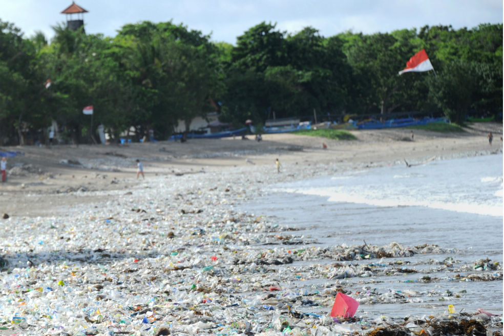 Buceador filma un mar de basura en las aguas de Bali