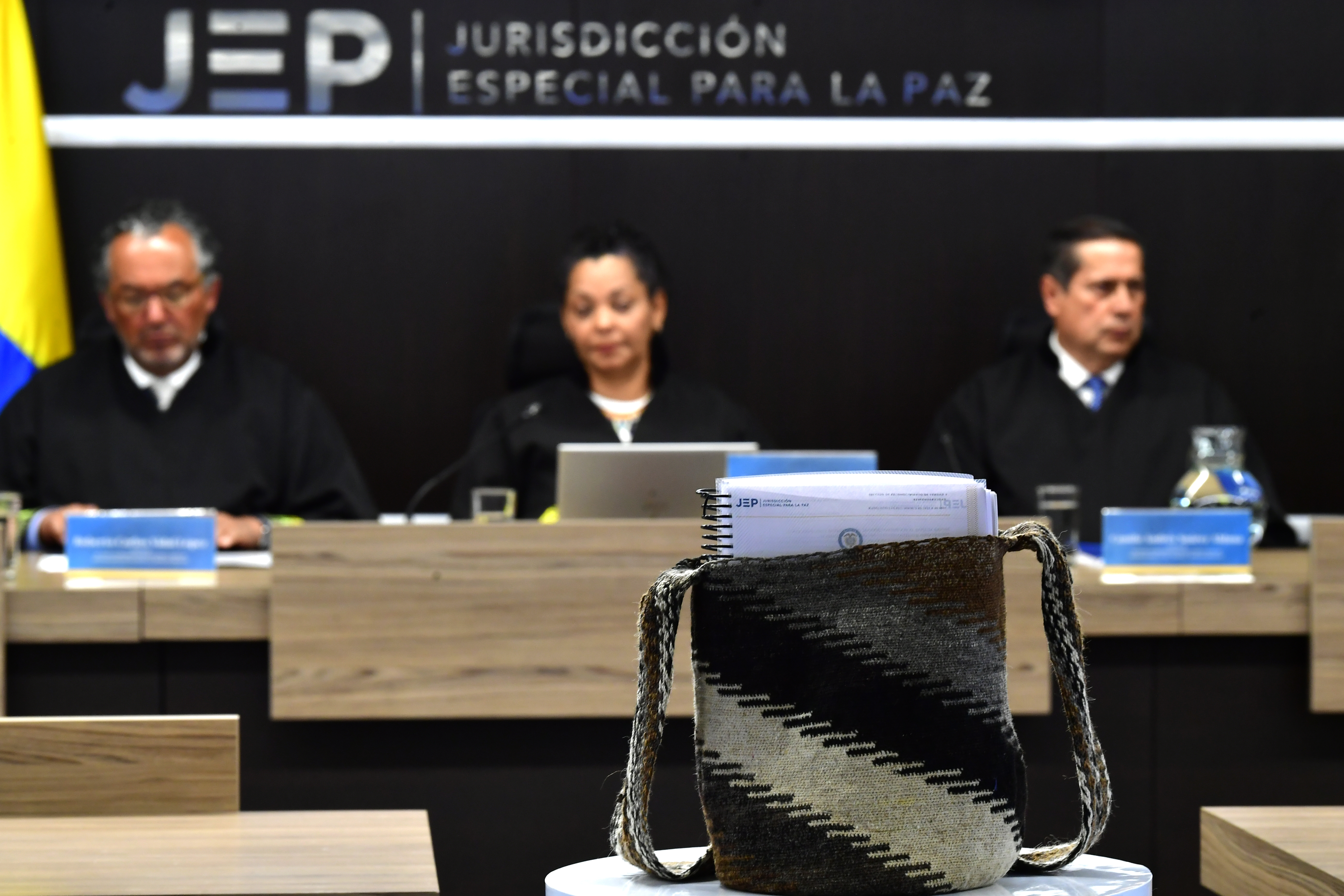 Roberto Vidal; Ana Ochoa y Camilo Suárez, magistrados de la Jurisdicción Especial para la Paz (JEP), durante la lectura de la sentencia por falsos positivos (macrocaso 03), que condenó a 12 exmilitares del batallón La Popa, en Valledupar y 7 exparamilitares (izq-der).