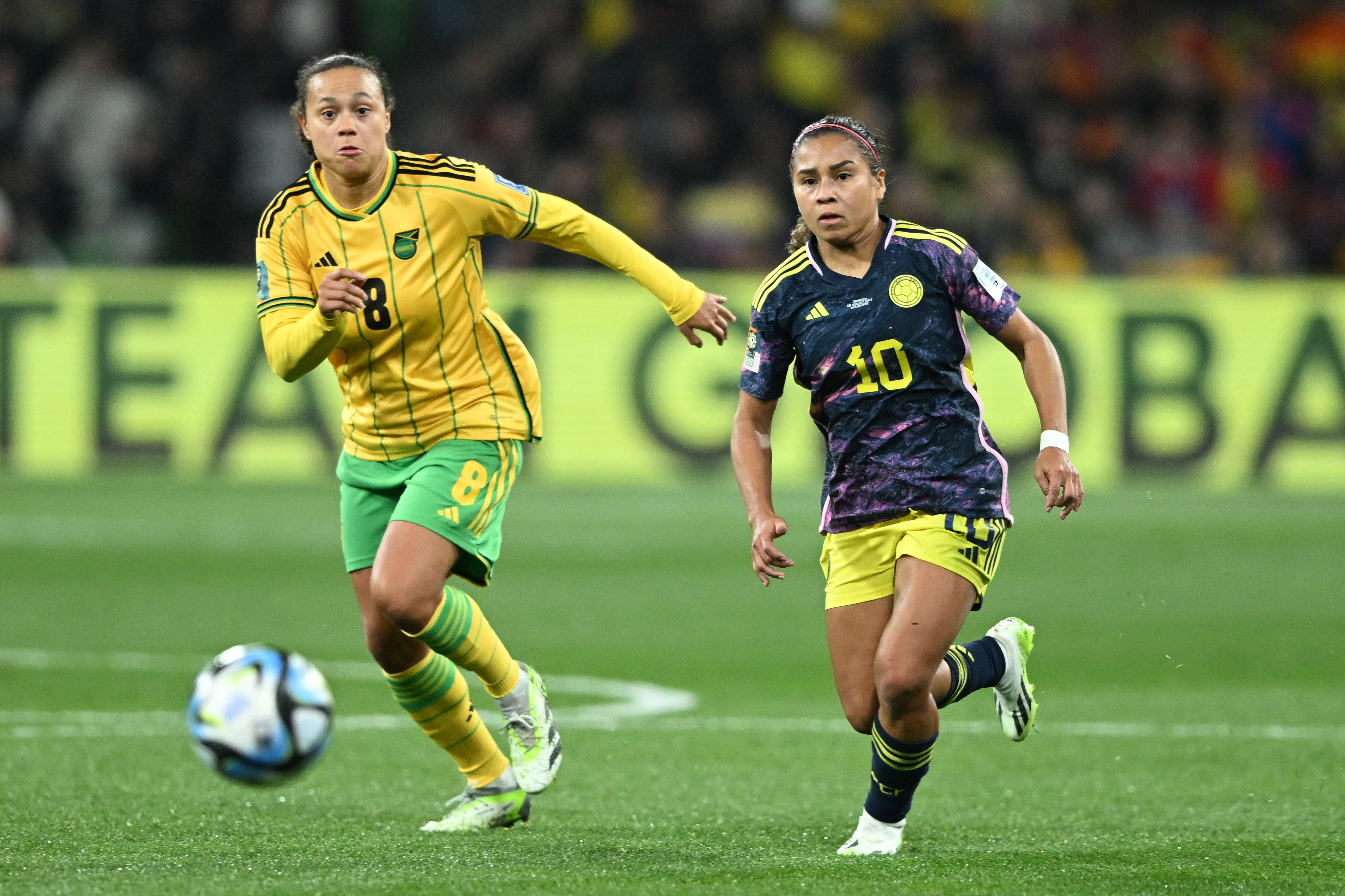 Melbourne (Australia), 08/08/2023.- Leicy Santos (R) of Colombia and Drew Spence of Jamaica in action during the FIFA Women's World Cup 2023 Round of 16 soccer match between Colombia and Jamaica at Melbourne'Äôs Rectangular Stadium in Melbourne, Australia, 08 August 2023. (Mundial de Fútbol) EFE/EPA/JAMES ROSS EDITORIAL USE ONLY AUSTRALIA AND NEW ZEALAND OUT