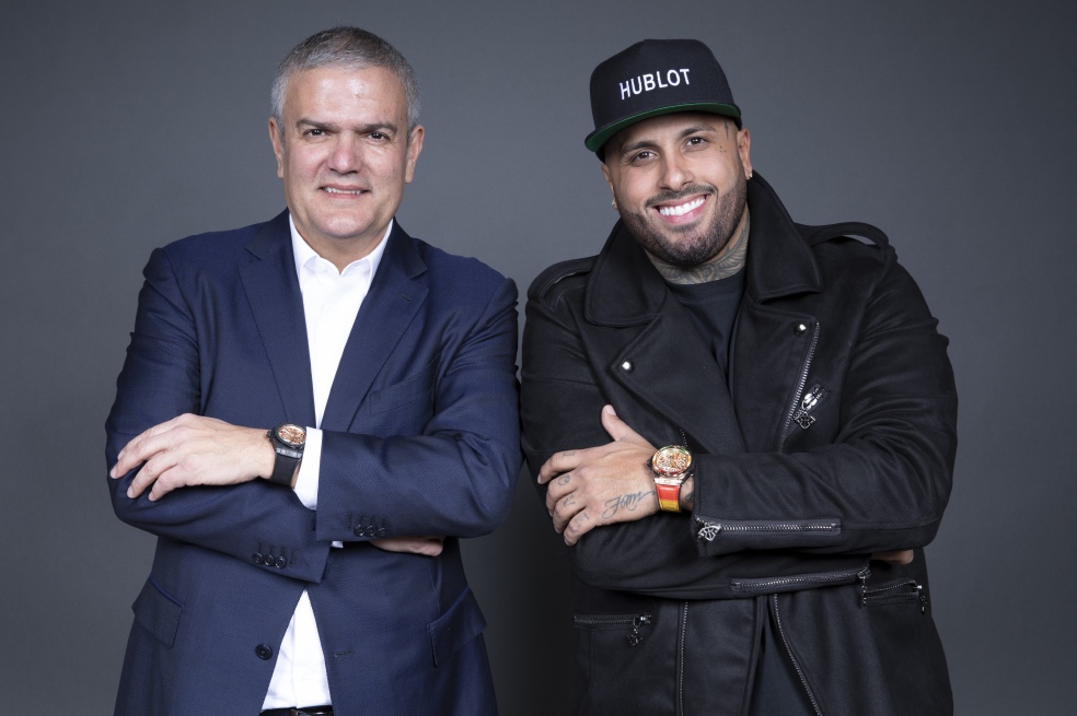 Nicky Jam al lado de Ricardo Guadalupe, CEO de Hublot. El artista lanzó su colección Big Bang Meca-10 Nicky Jam.  / Cortesía