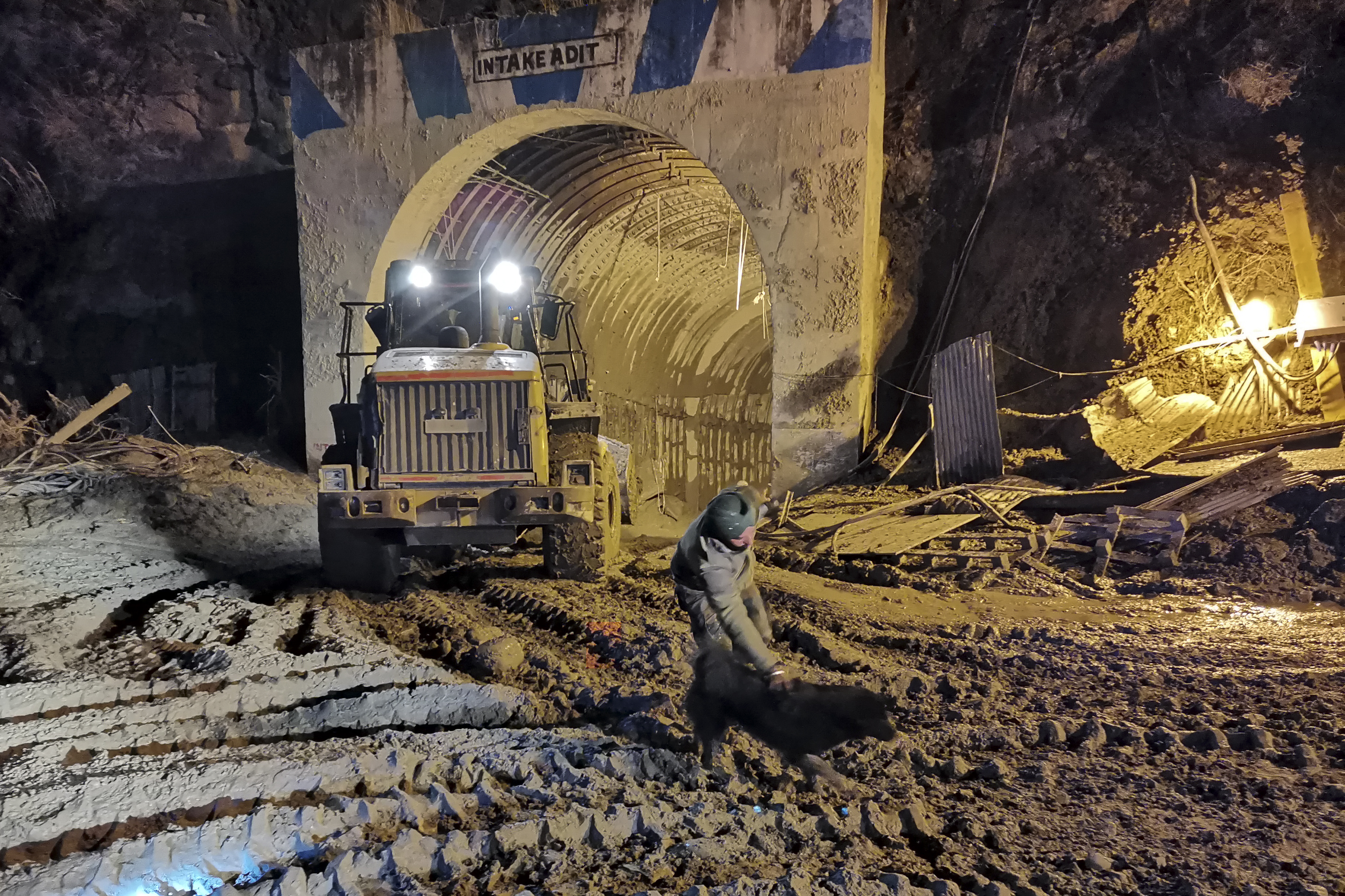 Socorristas cavan pozo para salvar a 34 personas bloqueadas en un túnel en India