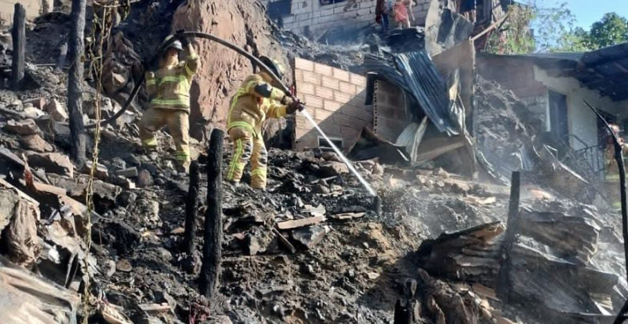 Un incendio en Bello, Antioquia, consumió seis viviendas y dejó 47 damnificadas