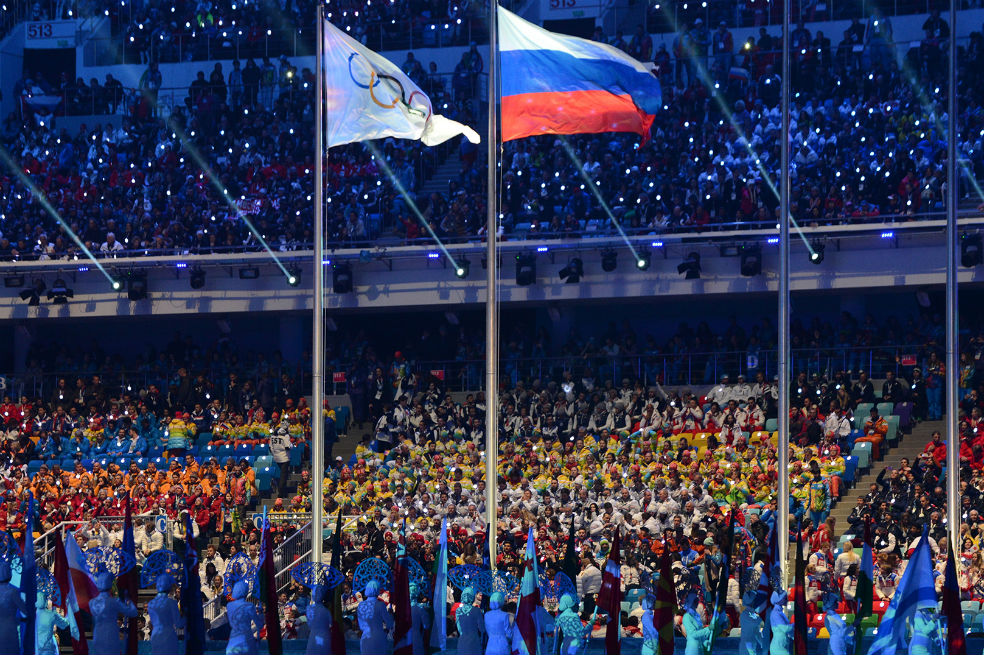 Los competidores rusos que estén limpios podrían competir bajo la bandera olímpica / AFP