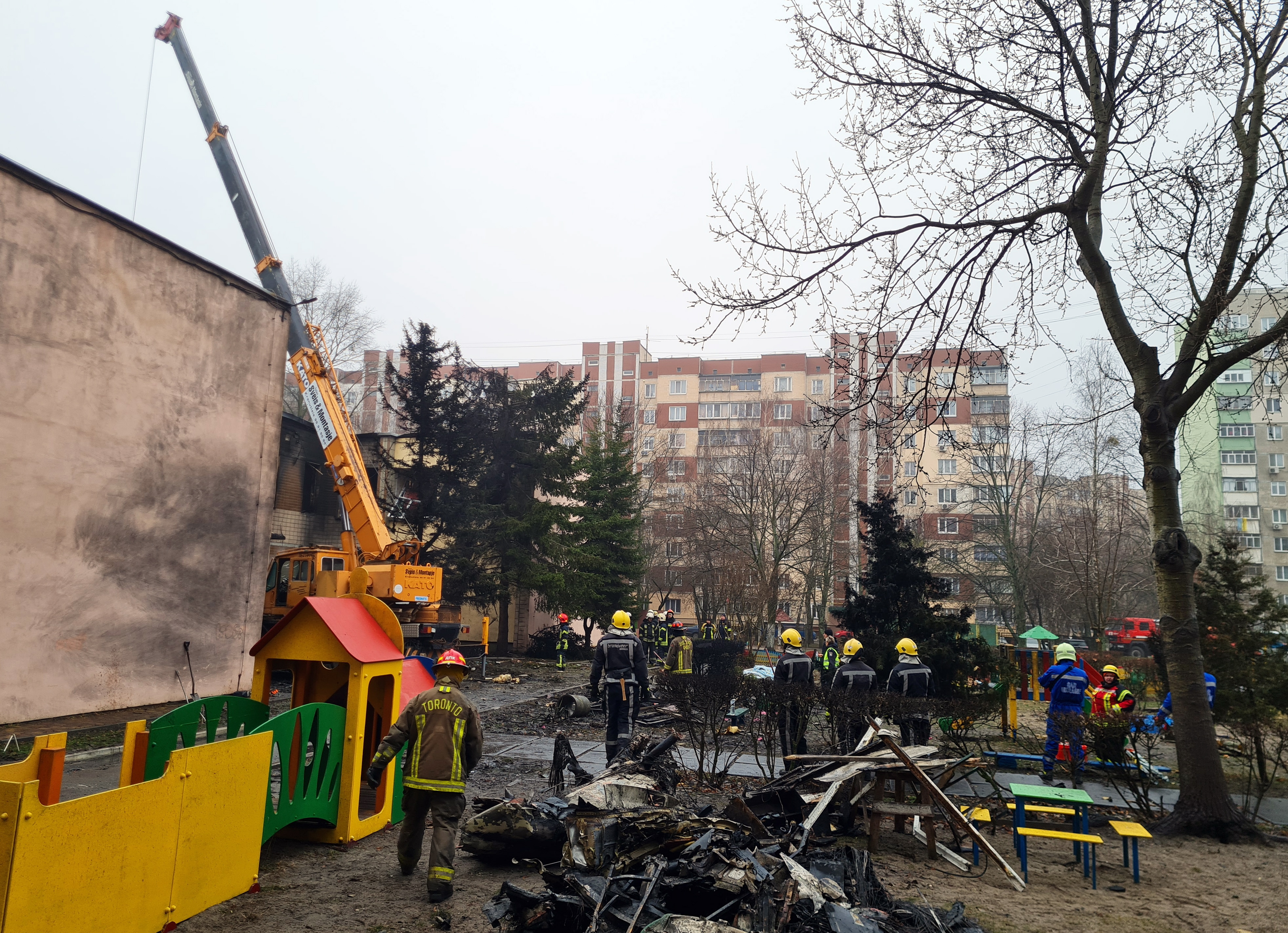 Brovary (Ukraine), 18/01/2023.- Rescue services work at the scene of a helicopter crash in Brovary, near Kyiv, Ukraine, 18 January 2023. At least 18 people died, including three children, after a helicopter crashed near a kindergarten and a residential building in the city of Brovary, Oleksiy Kuleba, the head of Kyiv Regional Military Administration wrote on telegram. A rescue operation was underway at the site, he added. As a result of the crash, the leadership of the Ministry of Internal Affairs died: the minister, the first deputy minister and the state secretary, according to the chief of Ukraine's National Police, Ihor Klymenko. (Ucrania) EFE/EPA/SERGEY DOLZHENKO