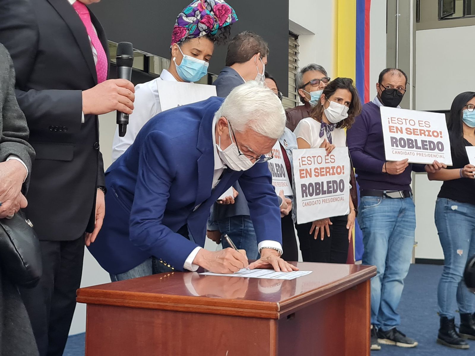 Tras la inscripción, Robledo destaco el proyecto del centro como uno que pretende unificar y transformar la realidad nacional, alejado de la izquierda y la derecha que, según dijo, polarizan al país.