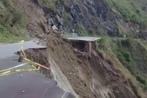 En el sector de La Lejía, entre el municipio de Chitagá y Pamplona, un derrumbe ocasionó la pérdida total de la banca. /Tomada de Twitter @marcoivan18