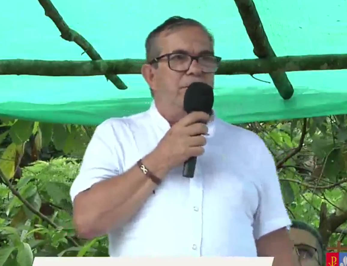 “El asesinato del padre Beltrán nos deshonro como revolucionarios”, aseguró el jefe del partido Comunes durante el reconocimiento.