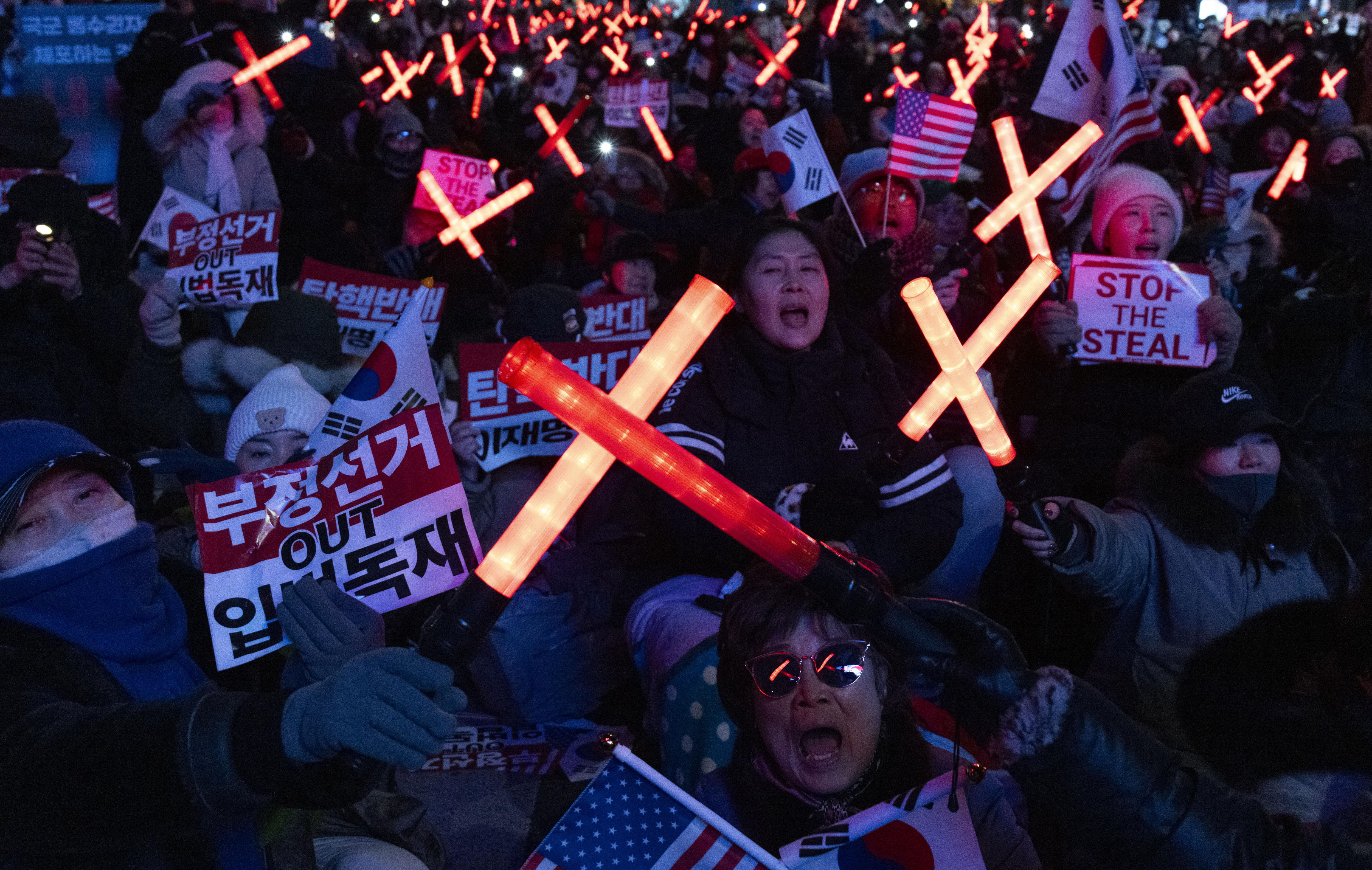 Tribunal emite orden de arresto contra presidente de Corea por ley marcial