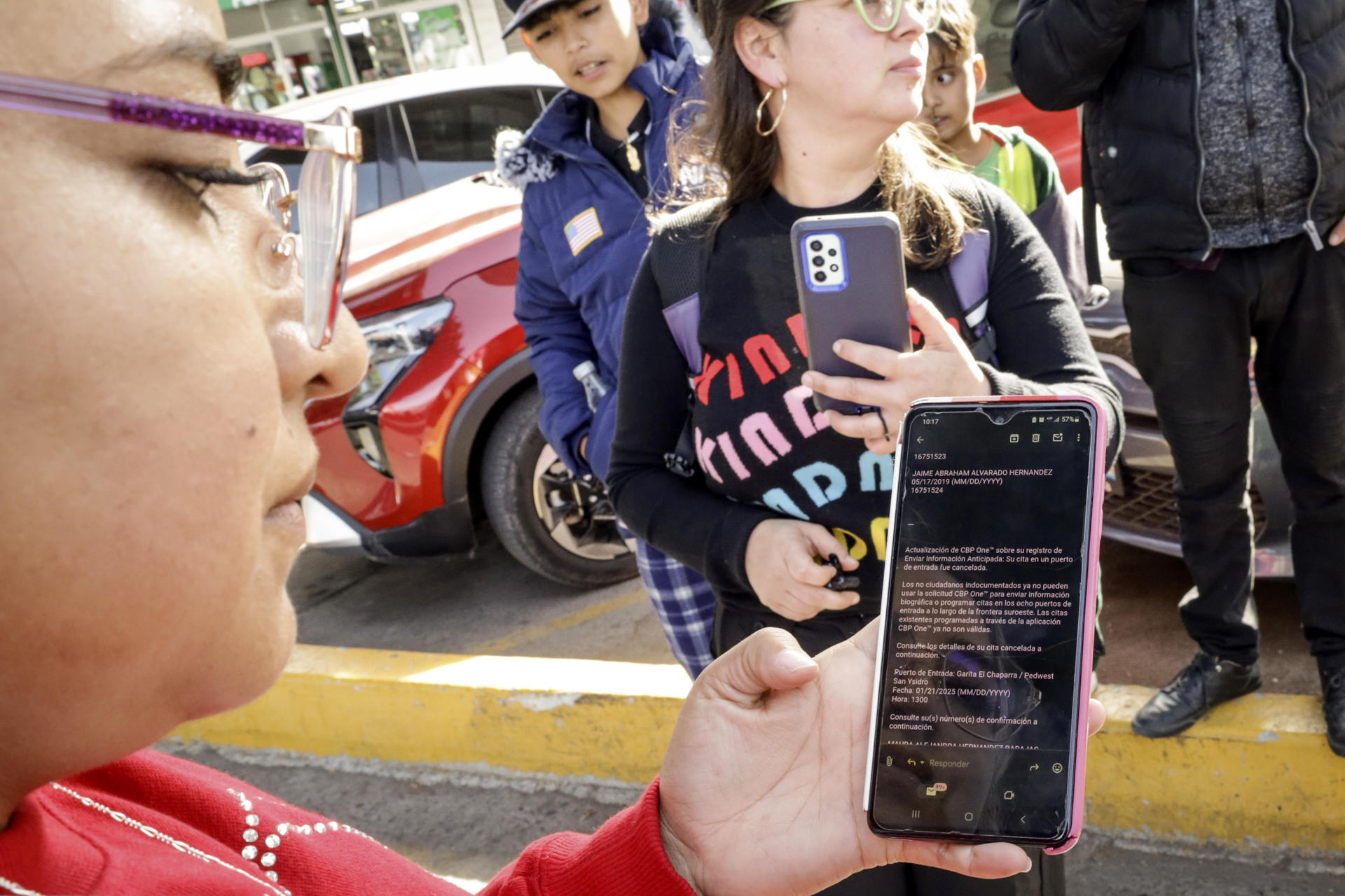 “Es hora de irse”: el mensaje que reciben migrantes en EE. UU. mediante CBP One