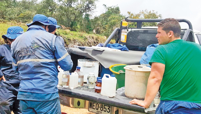 Investigan posible contaminación en quebrada de La Calera