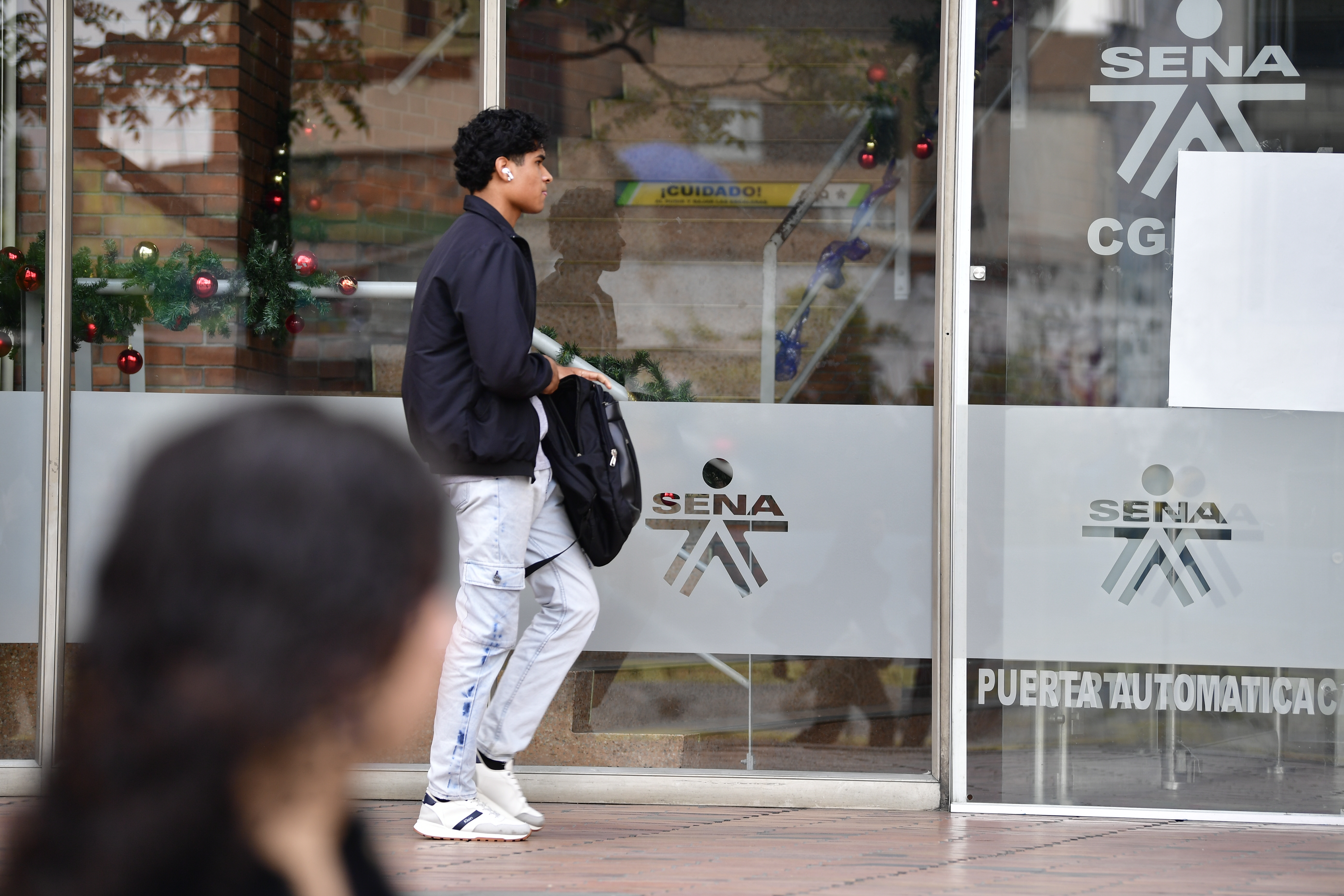 Edificio y aspectos de los estudiantes del SENA ubicado en la calle 52 con Caracas