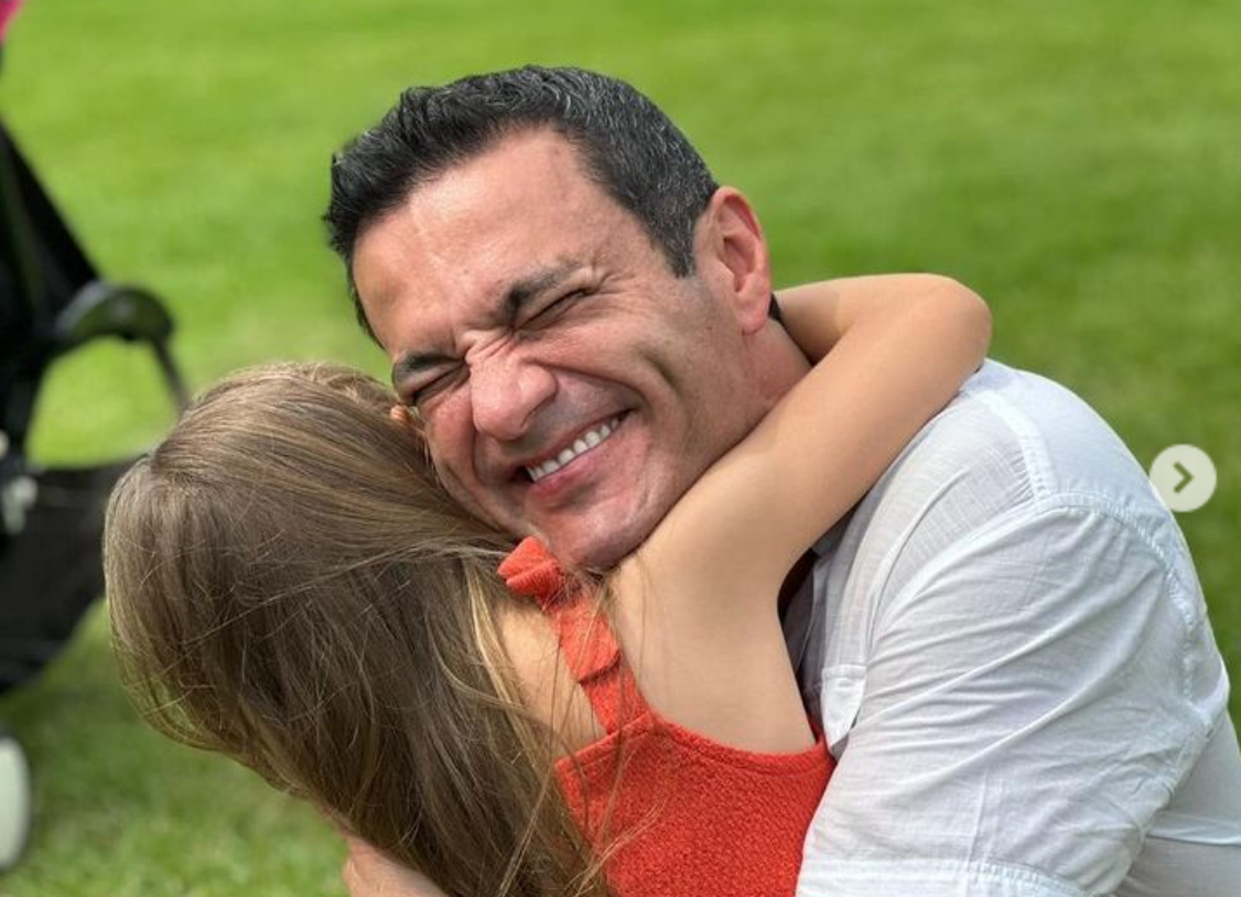 Juan Diego Alvira contó horrible susto que pasó con su hija: “Casi se ahoga”