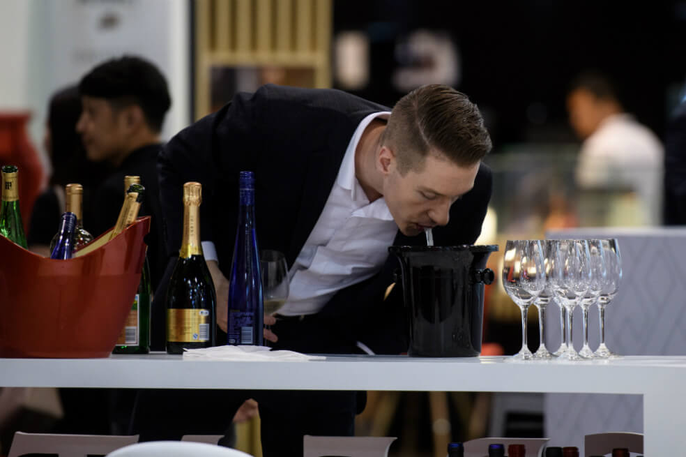 Escupir vino, lo último en distinción social