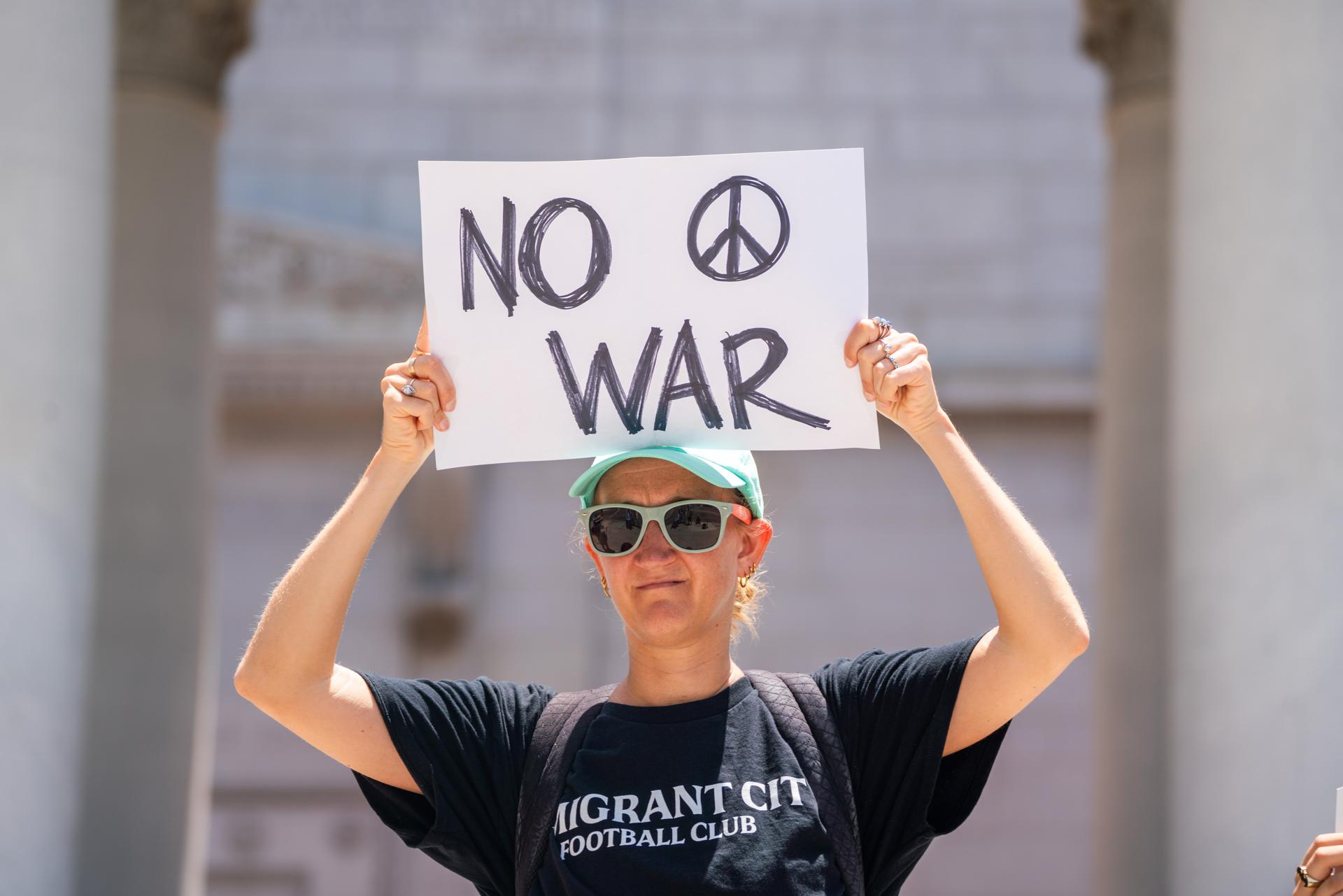 LOS ANGELES (United States), 23/06/2025.- Demonstrators gather outside City Hall for an anti-war protest following US and Israel's airstrikes on Iran, in Los Angeles, California, USA, 22 June 2025. The US Department of Defense announced on 22 June, that the US Central Command conducted overnight strikes against three nuclear facilities in Iran. These US strikes come as Israel has been conducting its campaign across Iran since 13 June, targeting nuclear, military, and energy facilities, prompting Iran to launch retaliatory waves of missiles and drones toward Israel. (Protestas) EFE/EPA/KYLE GRILLOT
