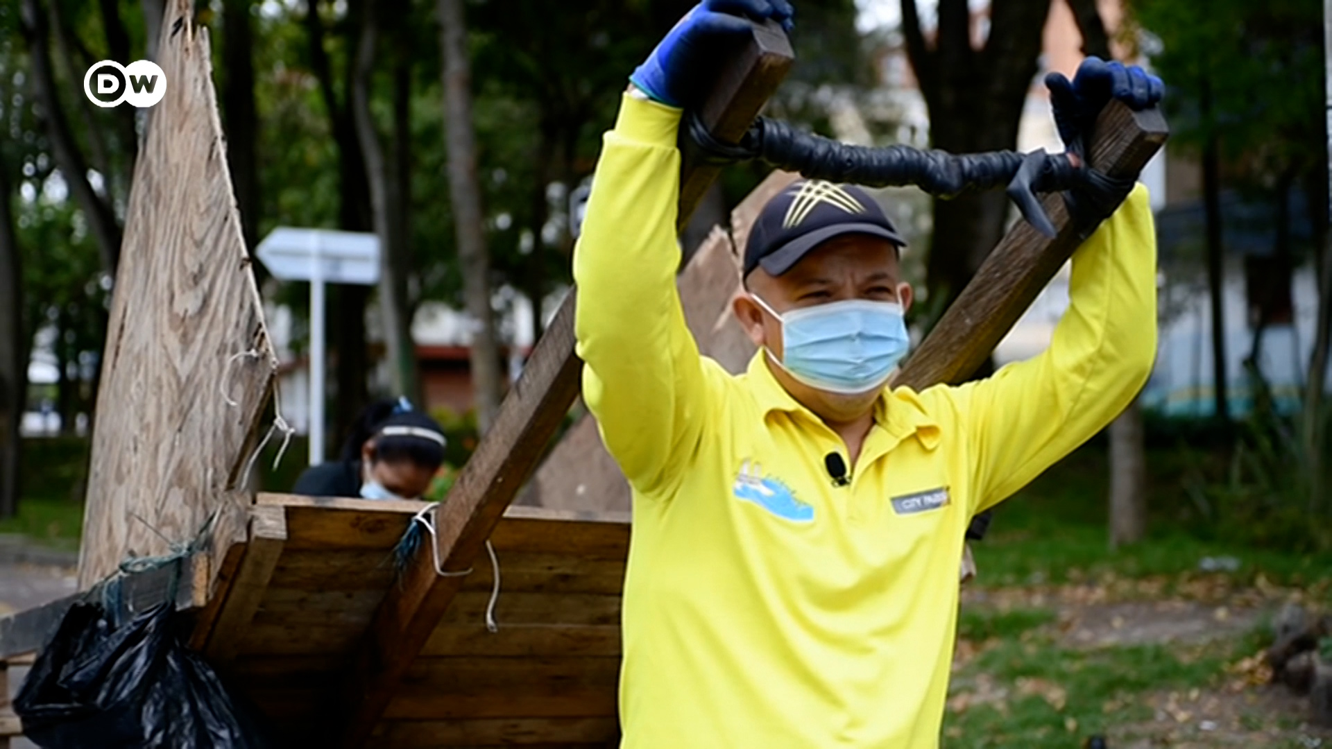Los venezolanos que reciclan basura para sobrevivir en Bogotá