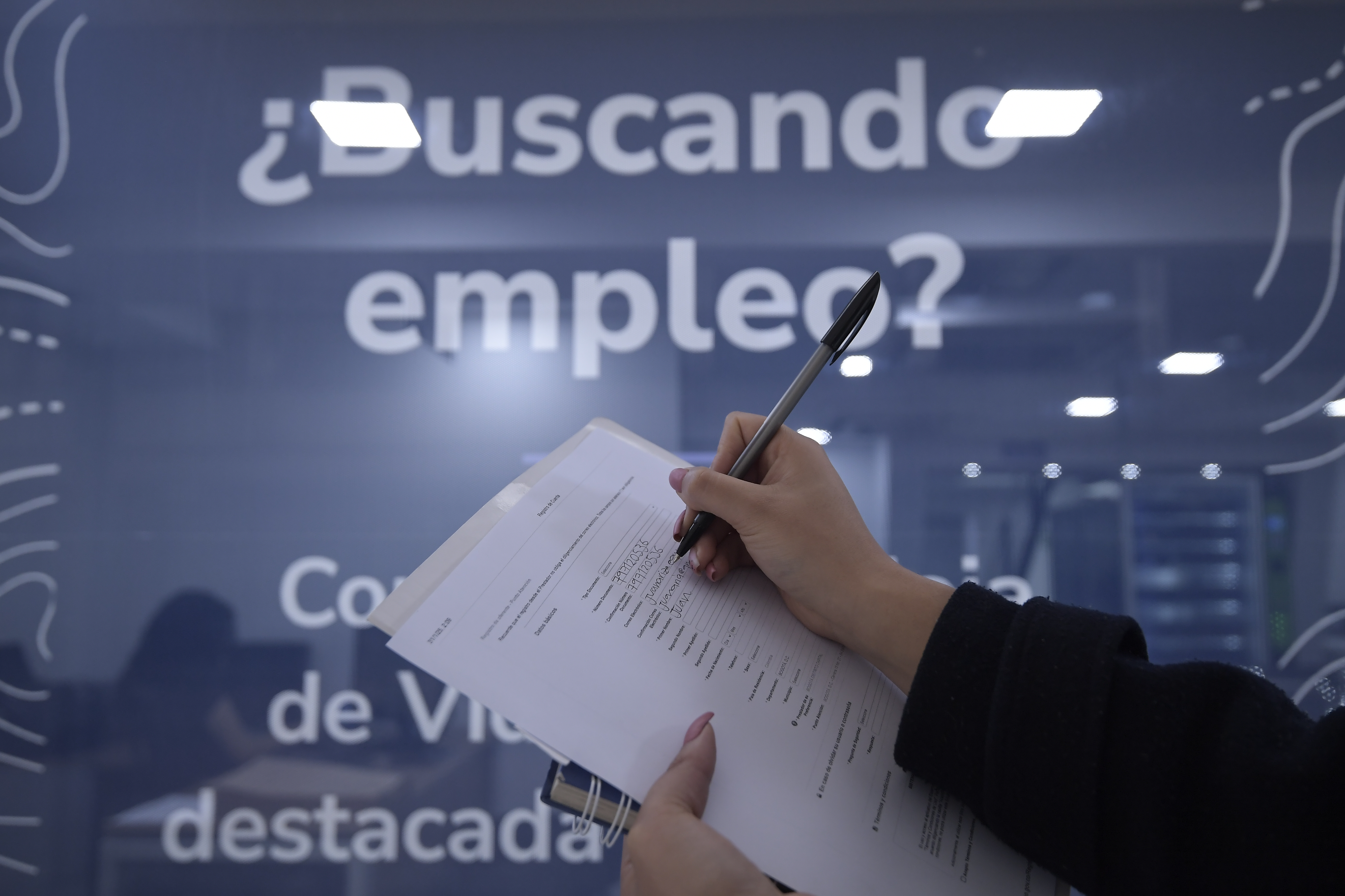 El desempleo volvió a bajar en febrero en Colombia
