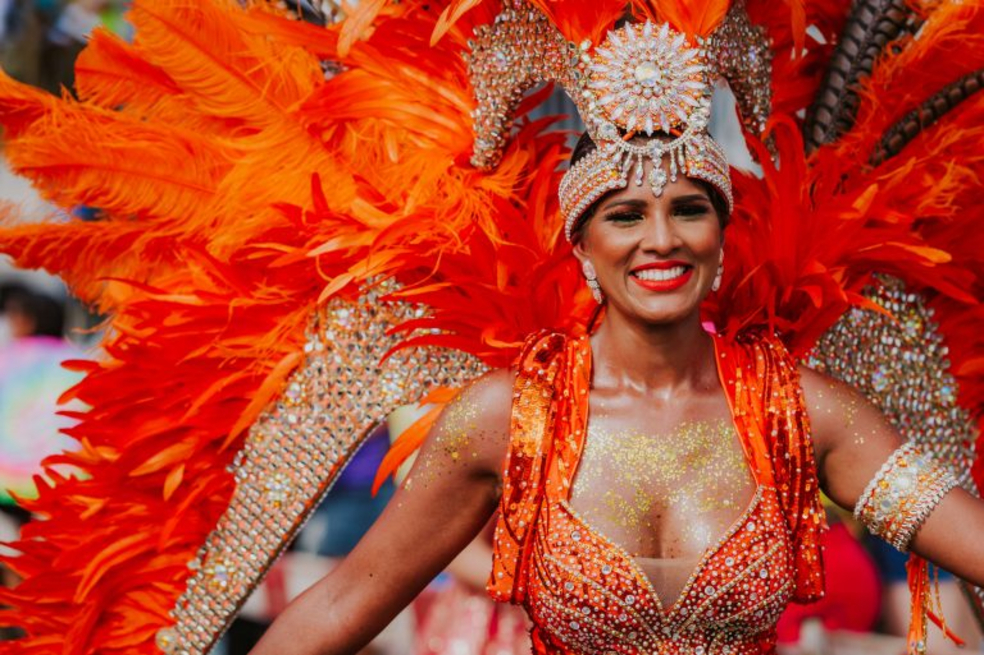 Carnaval de ArubaCortesía Turismo de ArubaSerá un recorrido a pie, desde un helicóptero y en camatarán. Seguro que no quedará ninguna panorámica por fuera. Habrá inmersión en su historia de raíces indígenas, clases personalizadas de papiamento, su lengua natal, y cocteles amenizados por atardeceres que solo se viven en la isla feliz.